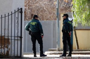 Un home mor a Algaida en caure-li damunt un cotxe que estava reparant.
