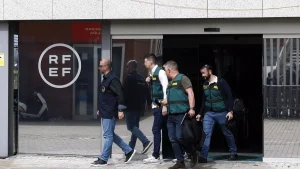 La Guàrdia Civil registra la Federació de Futbol i deté diverses persones per corrupció i blanqueig.