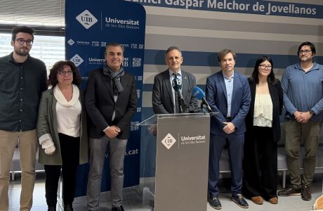 Antoni Vera i responsables de la UIB durant la inauguració dels nous espais polivalents
