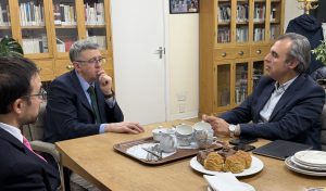 Vera viatja a Londres per assegurar més auxiliars de conversa