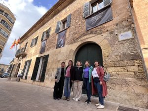 L’exposició Abric i coratge porta al carrer les històries de cures de les dones de Manacor