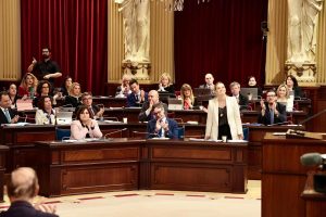 Margalida Prohens respon les preguntes dels grups parlamentaris al Ple del Parlament