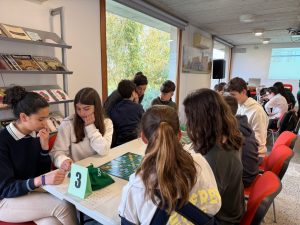 Prop de cent alumnes de secundària competeixen en el campionat de Scrabble escolar de Manacor
