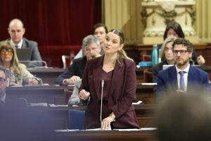 Margalida Prohens respon les preguntes dels grups parlamentaris en el Ple del Parlament