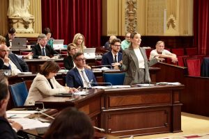 Margalida Prohens respon les preguntes dels grups parlamentaris al ple del Parlament