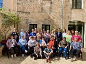 La gent gran de Sant Joan visita Can Clar de Llucmajor per conèixer els serveis de l’IMAS