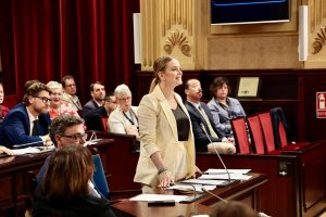 Margalida Prohens respon les preguntes dels grups parlamentaris a la sessió del Parlament