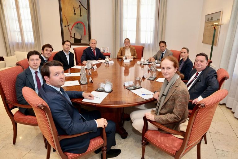Margalida Prohens rep els representants del Círculo Mallorquín al Consolat de Mar