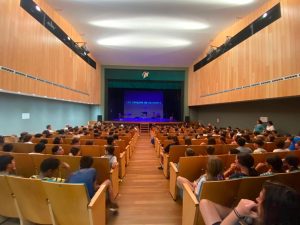Cris Juanico reuneix cinc-cents alumnes de Menorca en el concert didàctic de Viu la Cultura