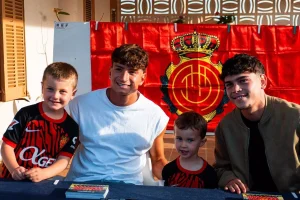 El RCD Mallorca acompanya la Penya Es Vici de Campos en el seu sopar d’aniversari