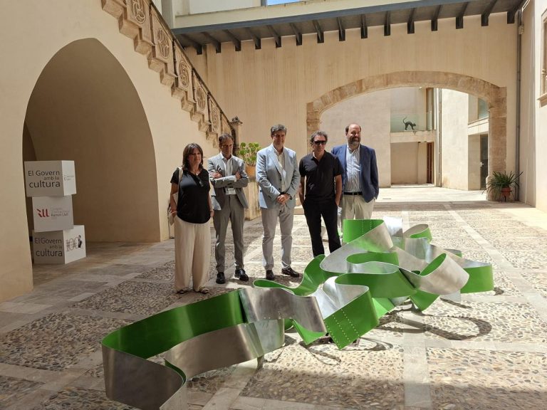 L’escultura Posidònia de Juan Carlos Nadal arriba a l’edifici de Ca n’Oleo