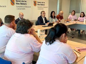Educació obre negociacions per millorar les condicions laborals dels auxiliars tècnics educatius