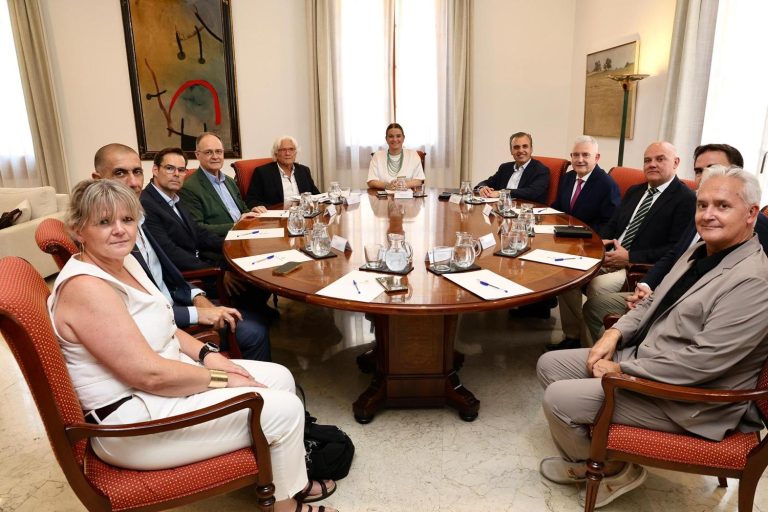 Margalida Prohens i Antoni Vera es reuneixen amb la CECEIB al Consolat de Mar