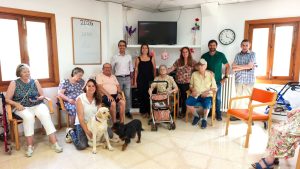 Teràpies amb cans per millorar el benestar emocional dels residents de la Llar d’Ancians