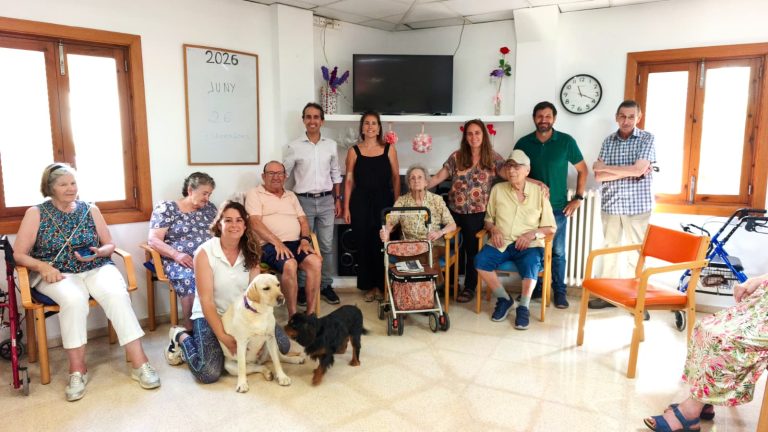 Teràpies amb cans per millorar el benestar emocional dels residents de la Llar d’Ancians