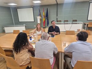El Govern crea un canal permanent amb el comerç per combatre la venda ambulant il·legal