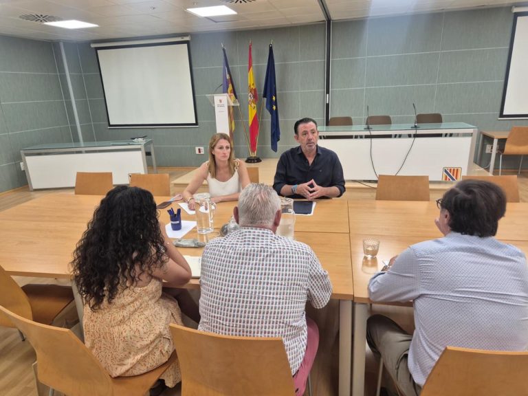 El Govern crea un canal permanent amb el comerç per combatre la venda ambulant il·legal