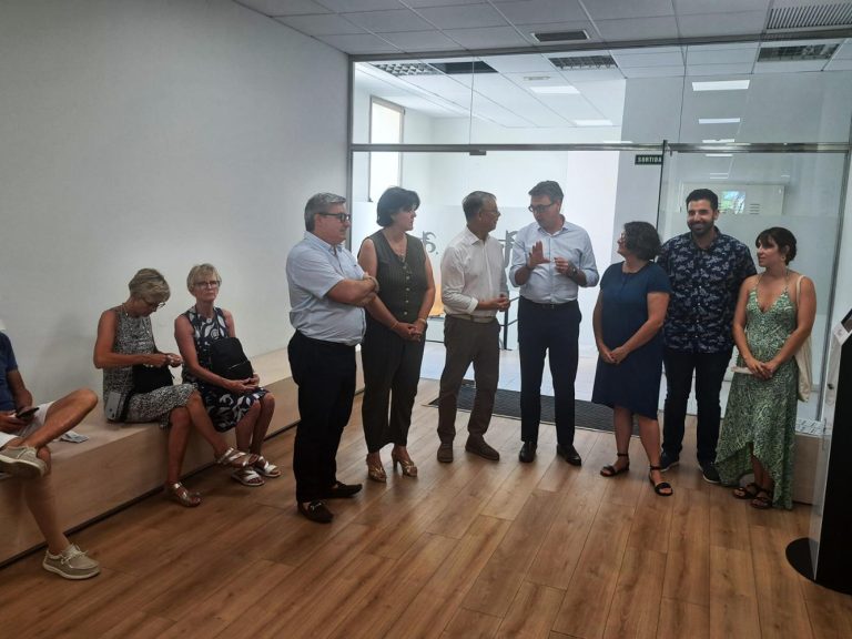 Antoni Costa supervisa l’activitat de la nova oficina de l’ATIB a Ciutadella