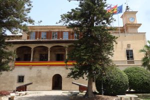 El Consolat de Mar penja una bandera d’Espanya en suport a la selecció