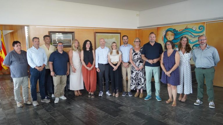 El Govern i Menorca unifiquen l’atenció domiciliària a la dependència en un servei insular