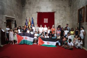 Margalida Prohens rep al Consolat de Mar els nins del programa Vacances en pau