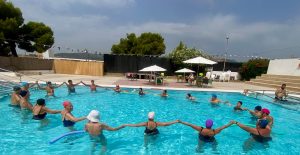 La piscina de la Llar d’Ancians ofereix sessions de fisioteràpia aquàtica durant l’estiu