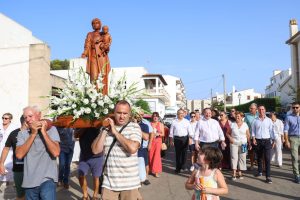 Llorenç Galmés participa en la processó de la Mare de Déu del Carme a Cala Figuera