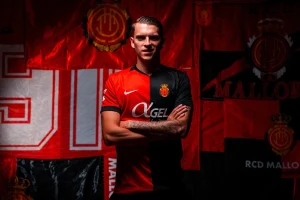 Alex Sala signa pel RCD Mallorca amb l’objectiu de tornar l’equip a Primera Divisió
