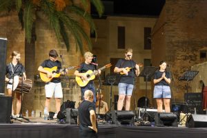 La plaça Major de Santanyí acull la tradició de la Mostra de Ball de Mallorca
