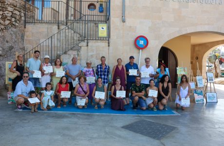 Artistes pintant al port de Cala Figuera durant la trobada pictòrica