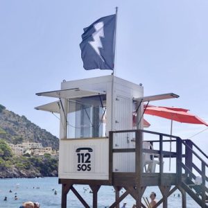 Capdepera estrena una bandera de llamps a les platges per avisar de tempestes elèctriques