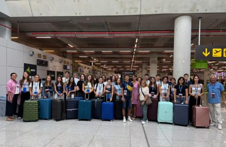 Alumnes beneficiaris de les beques d'excel·lència de la Conselleria d'Educació a l'aeroport
