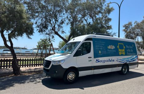 Autobús urbà de Portocolom fent el trajecte pel nucli mariner