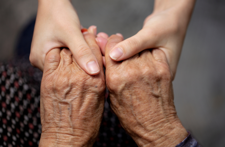 Treballadora d'atenció social assistint una persona gran al seu domicili