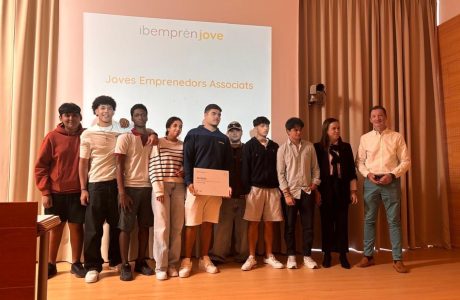Alumnes a una aula participant en un projecte educatiu