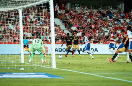 Acció de joc durant el partit entre el Granada CF i el RCD Mallorca
