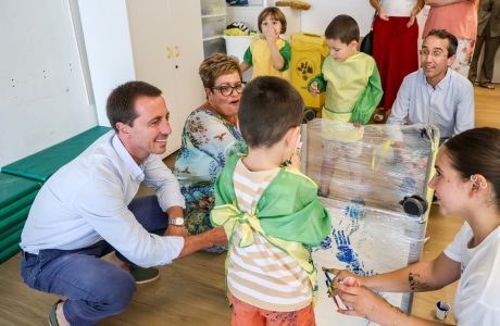 Un professional atén una família en el marc d'un servei d'atenció domiciliària