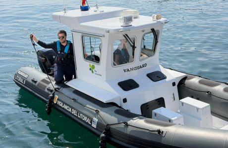 Embarcació del Servei de Vigilància del Litoral navegant per la costa de les Illes Balears