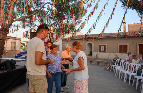 Homenatge a la gent gran a la plaça des Pins des Llombards