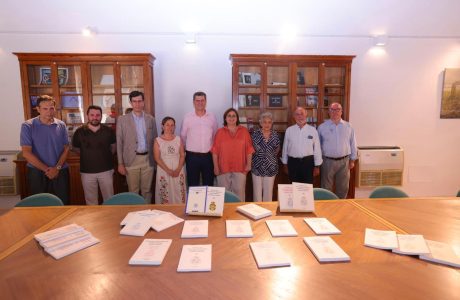 Lliurament de la col·lecció de memòries de la Reial Acadèmia Mallorquina d'Estudis Històrics als representants del Govern