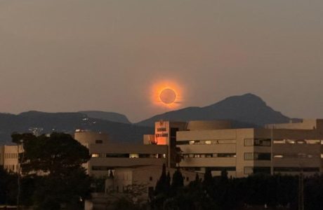 Exterior de l'Hospital Universitari Son Llàtzer durant la jornada de l'eclipsi
