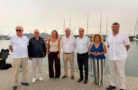 Embarcació del servei de neteja i vigilància del litoral a les aigües de Mallorca
