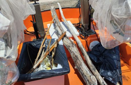 Embarcació del servei de neteja de la mar retirant residus del litoral balear