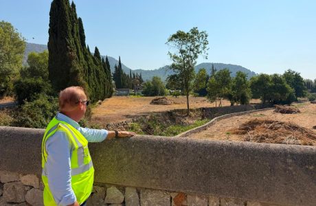 Treballs de manteniment i neteja de la llera d'un torrent a Puigpunyent