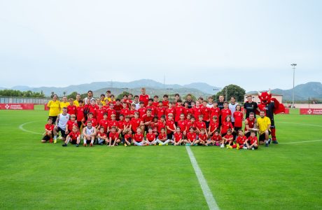 Els nins del campus de la Fundació Reial Mallorca disputen el partit contra els jugadors del primer equip