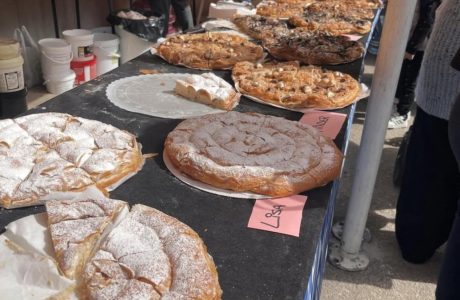 Productes tradicionals i ensaïmades exposades durant la fira local de Santanyí