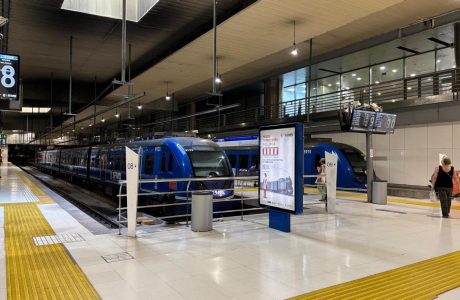 Un tren de Serveis Ferroviaris de Mallorca circulant per la via