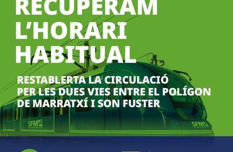 Un tren de Serveis Ferroviaris de Mallorca circulant per les vies