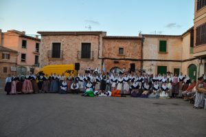 Tres agrupacions folklòriques protagonitzen una mostra de ball popular als carrers de Santanyí