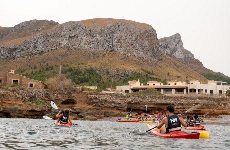 Joves participant en activitats aquàtiques del programa Acampaesport a Mallorca